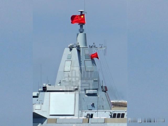大快人心！中国军舰公海亮剑，当面击碎日本双标霸权
 
　　近日，西太平洋冲之鸟礁