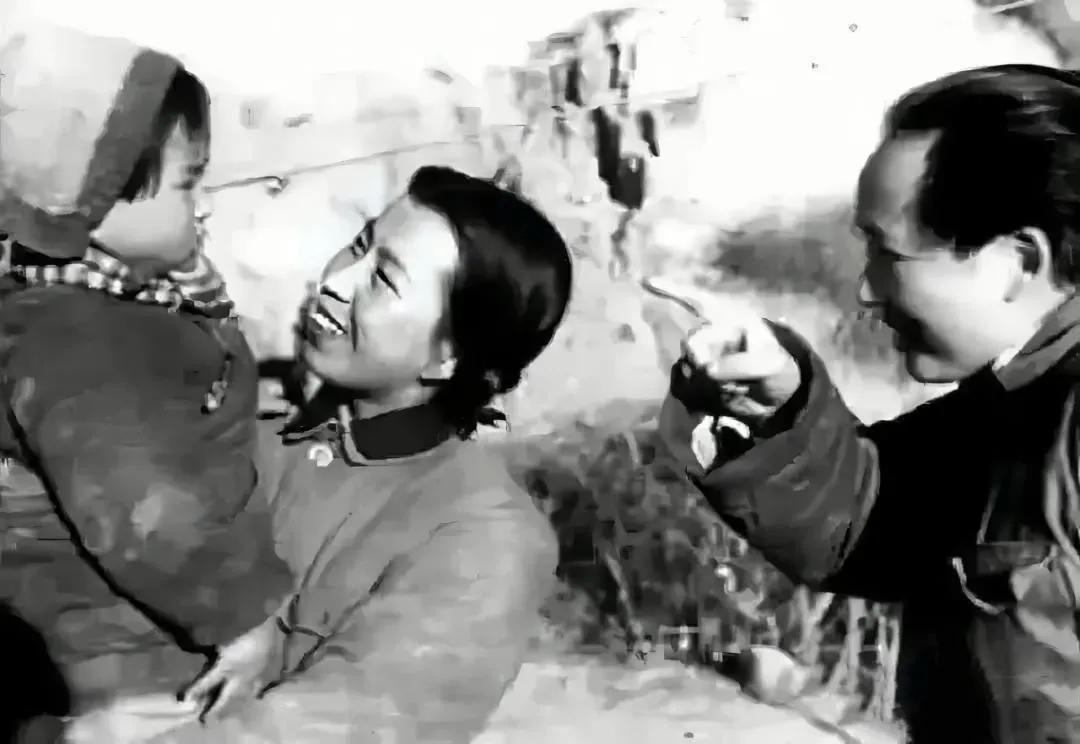 伟人一家的天伦之乐，幸福的瞬间，这一幕刚好被摄影师拍了下来。

无情未必真豪杰，