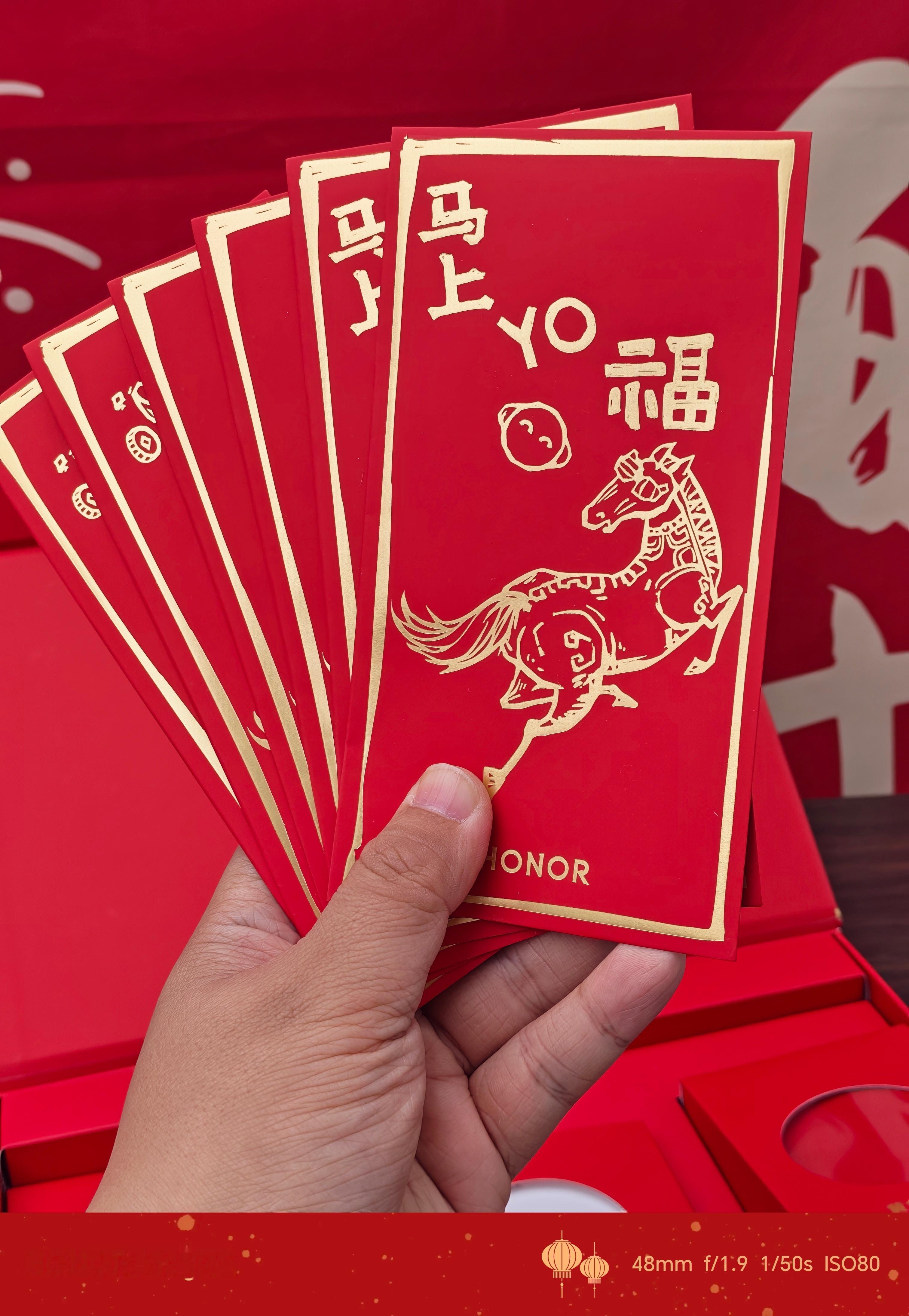 荣耀今年的新年好暖礼盒有荣耀亲选LCHSE 耳夹式耳机2，我正好最爱这个骚骚的莫