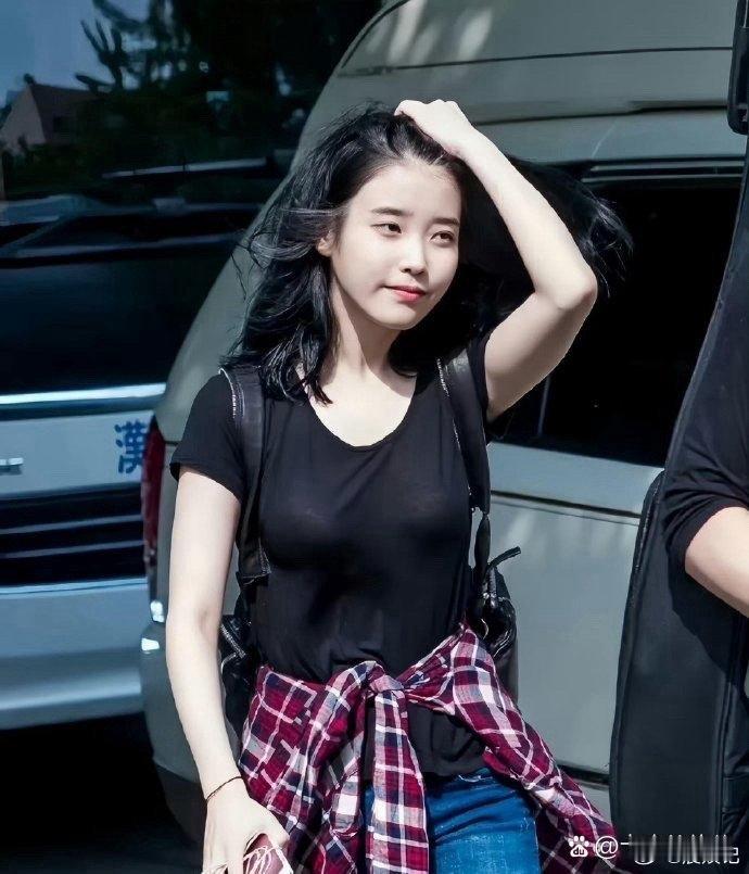 李知恩的侧脸令人心动，她每一个微笑都似乎在悄悄传递一种迷人的力量。在人群中，她的