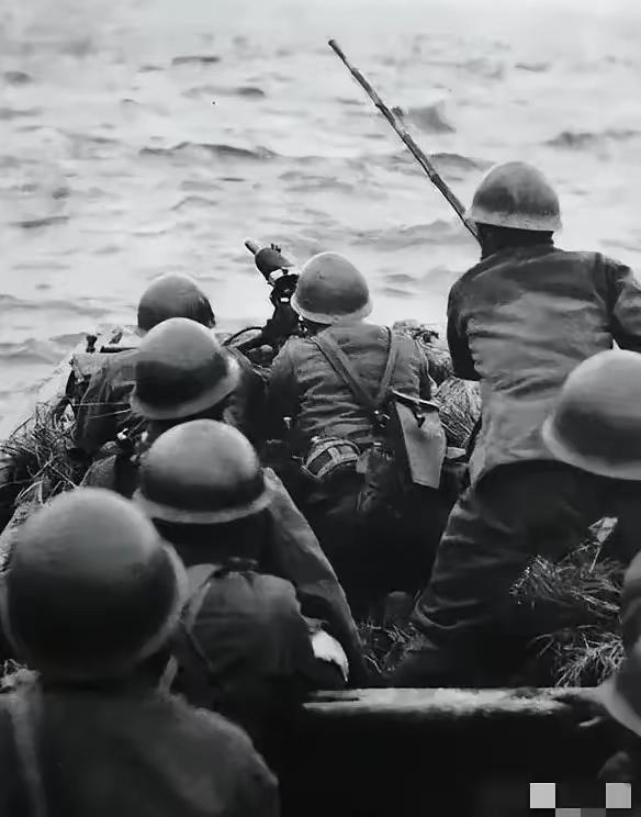 1942年，渔夫陈根土载着16个日军过江，船行驶到江心，原本一脸谄媚的陈根土突然