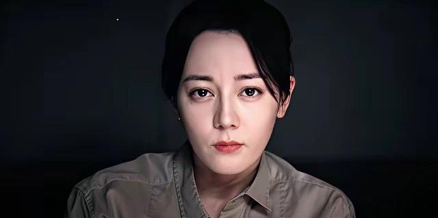同样饰演女警察，同样审犯人片段，迪丽热巴和杨紫演技对比。PS：热巴白玉兰0提，紫