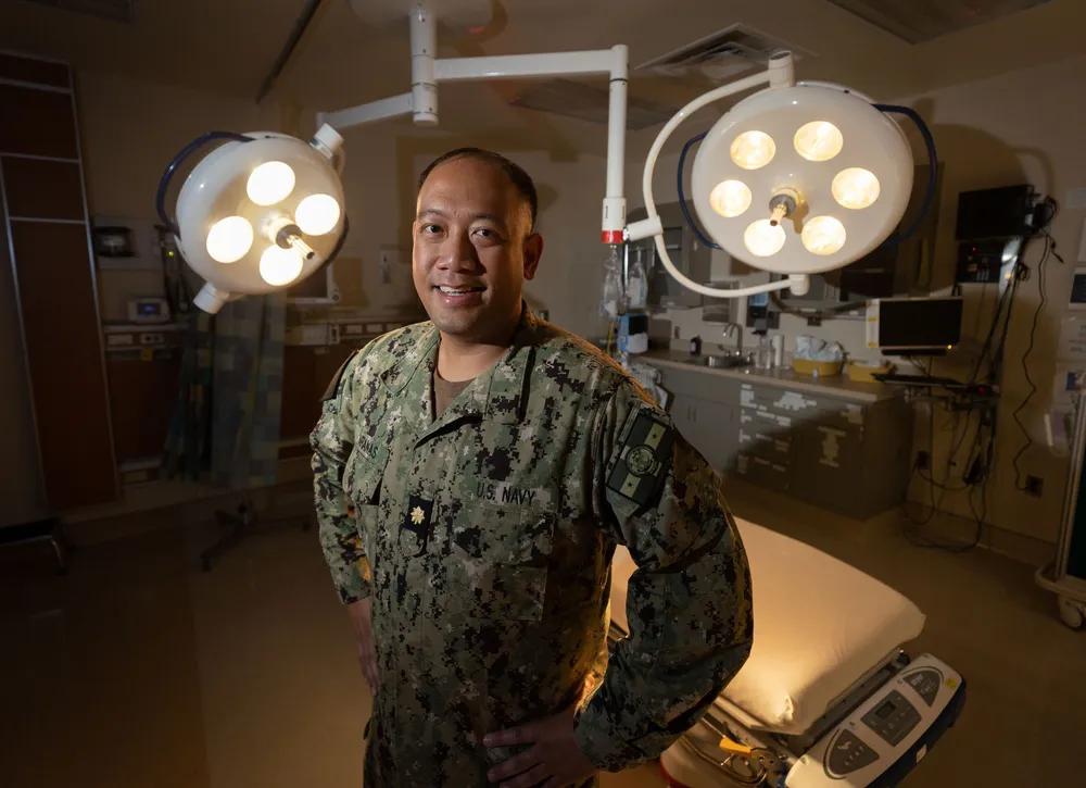 美国军队里的男护士，来自南卡罗来纳州查尔斯顿的内森·阿拉纳斯中校，是沃尔特·里德