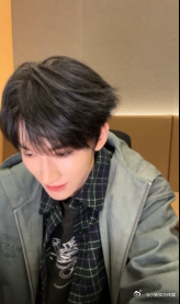 余宇涵突袭直播这一块 哇哦，余宇涵突袭直播这宠粉节奏就像一首激昂的乐章，在我们粉