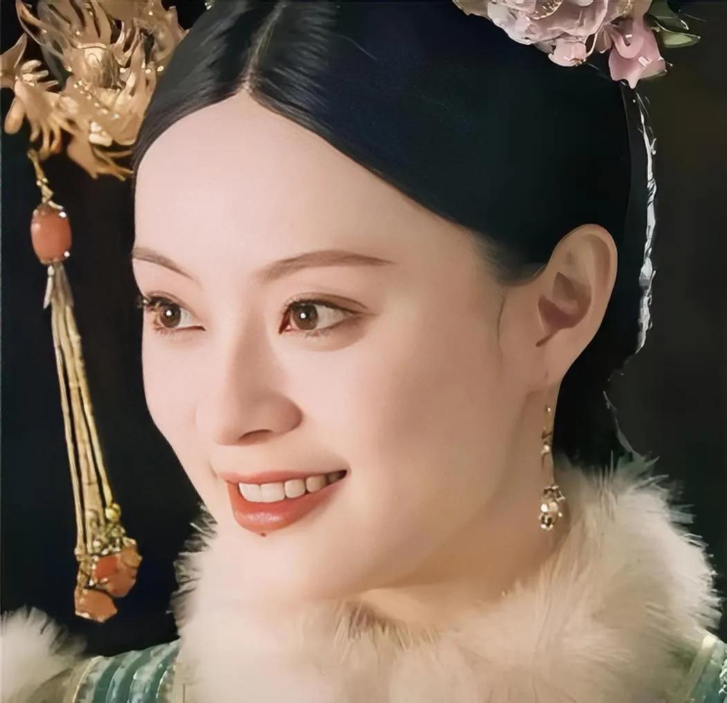   孙俪饰演的甄嬛，古装戏堪称一绝，每一个装束都漂亮，深受观众喜爱，  甄嬛传剧