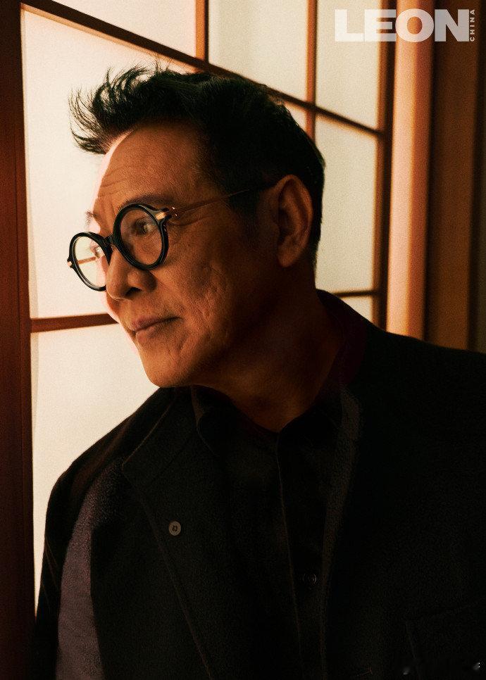 窗边光影勾勒从容轮廓，岁月沉淀的气质好迷人呀～挥手间的笑意好亲切，像冬日里温暖的