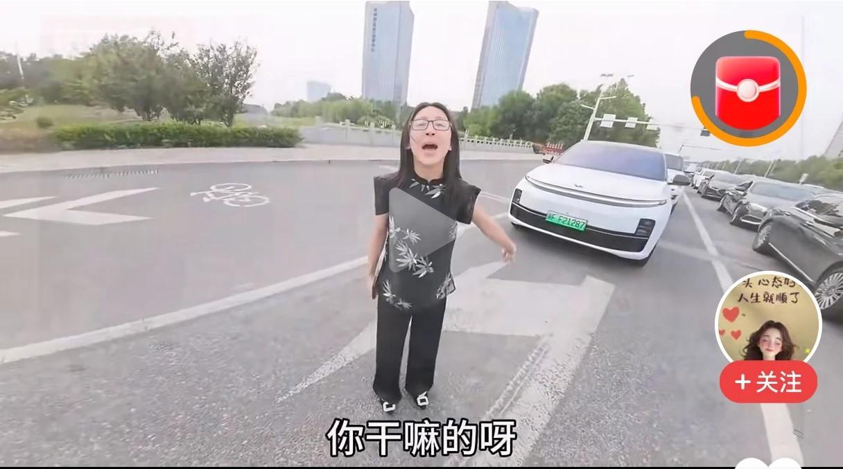 当你骑着车停在直行+右转道等直行红绿灯时，你会为后面右转车辆让出道来吗？近日，某