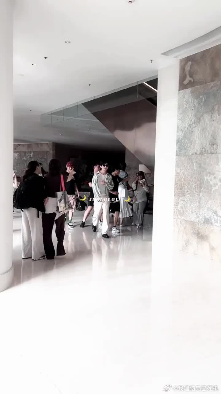 成毅条纹衬衫白裤look 狩谎成毅开机上班 狩谎成毅开机上班，成毅条纹衬衫白裤l
