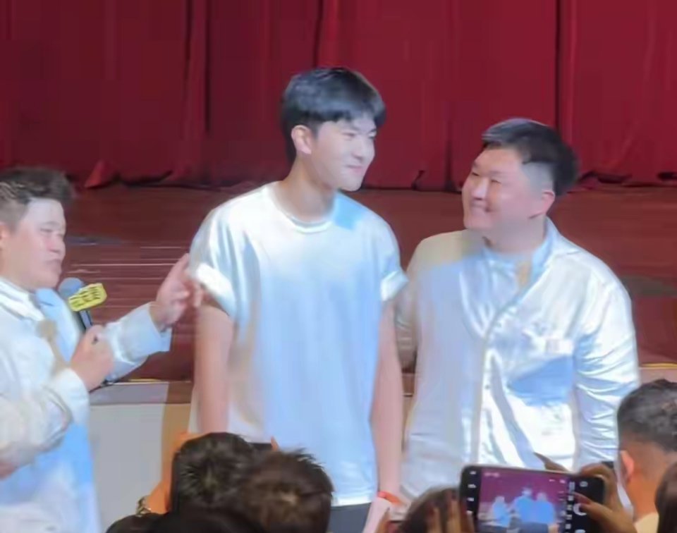 张百乔一而再二三传出婚变消息，没有正式出面回应，结果网友在二狗相亲看到张百乔带弟