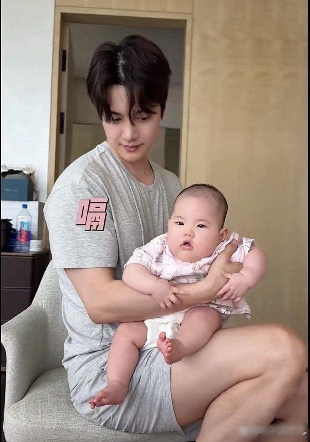 张檬小五透露自己的儿子，是喝母乳长大的，怪不得被养得白白胖胖，看着就很可爱。张檬