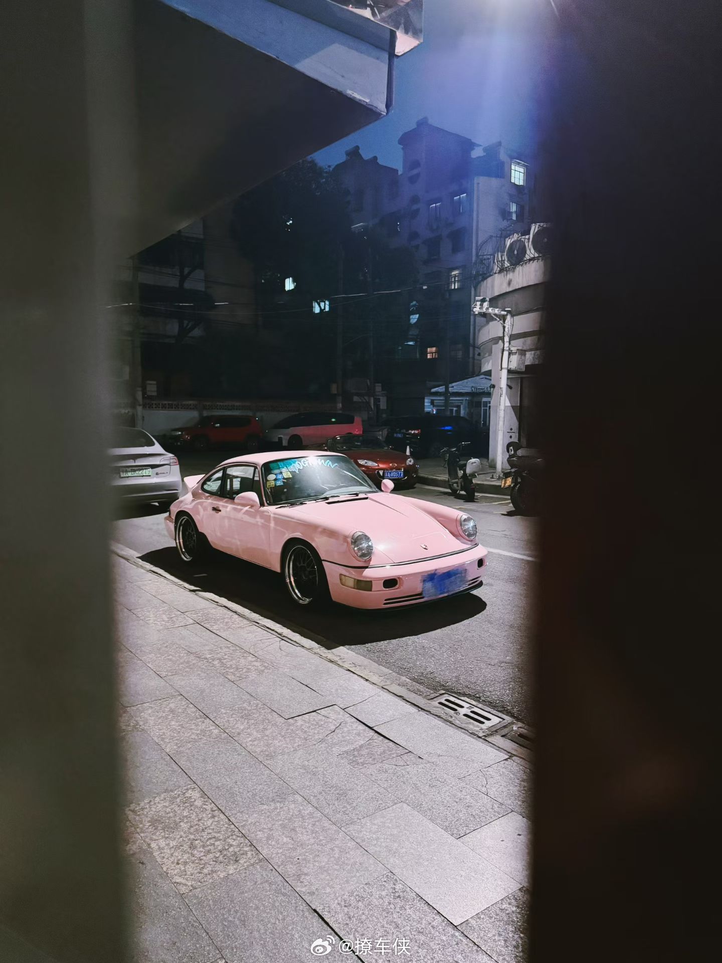 别跟我谈理想，我的理想就是不工作也有钱拿。早安，先去搬砖了。早安