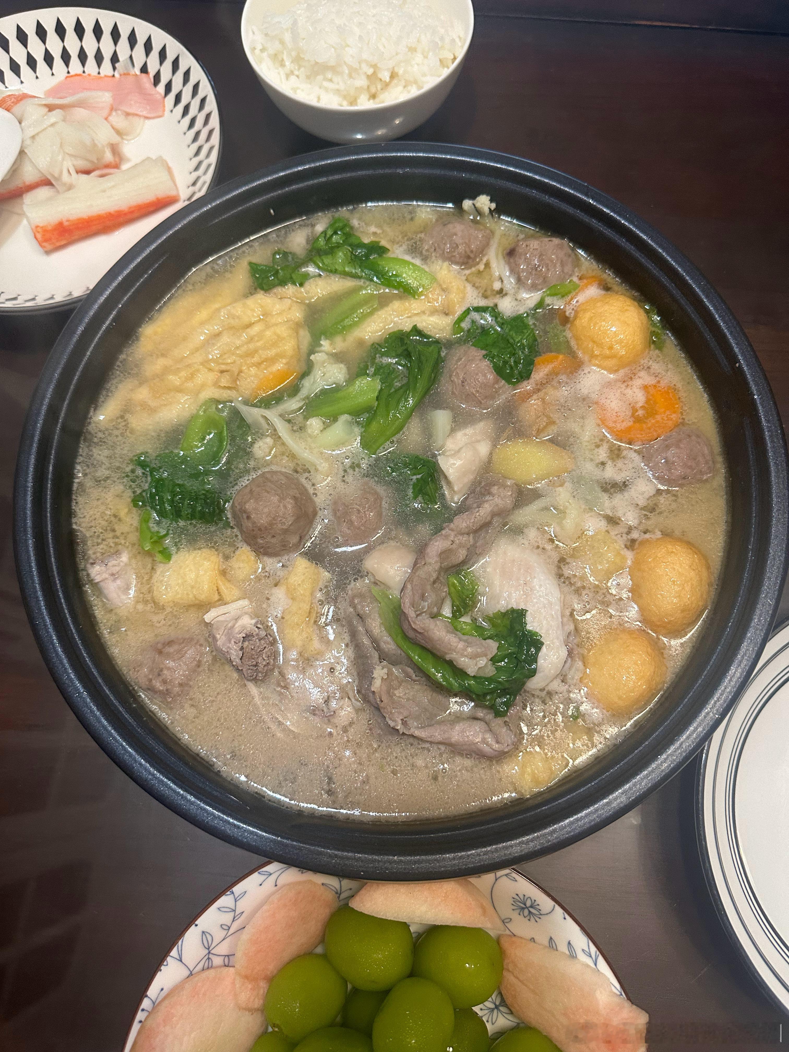 到底谁发明的火锅一锅煮这种下雨天吃吹爆啊…！ 