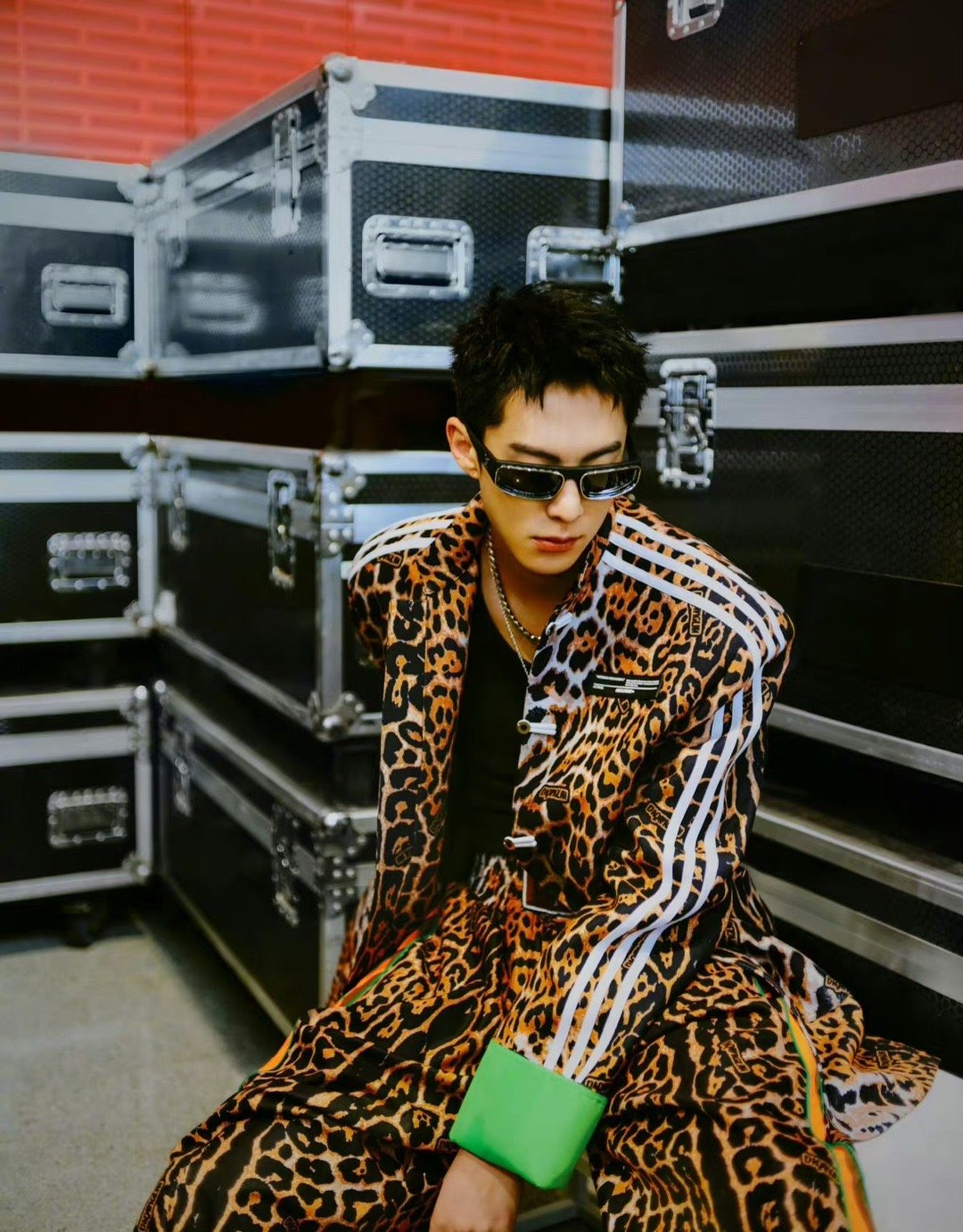 王鹤棣的豹纹套装造型，时尚感如何？ ​​​