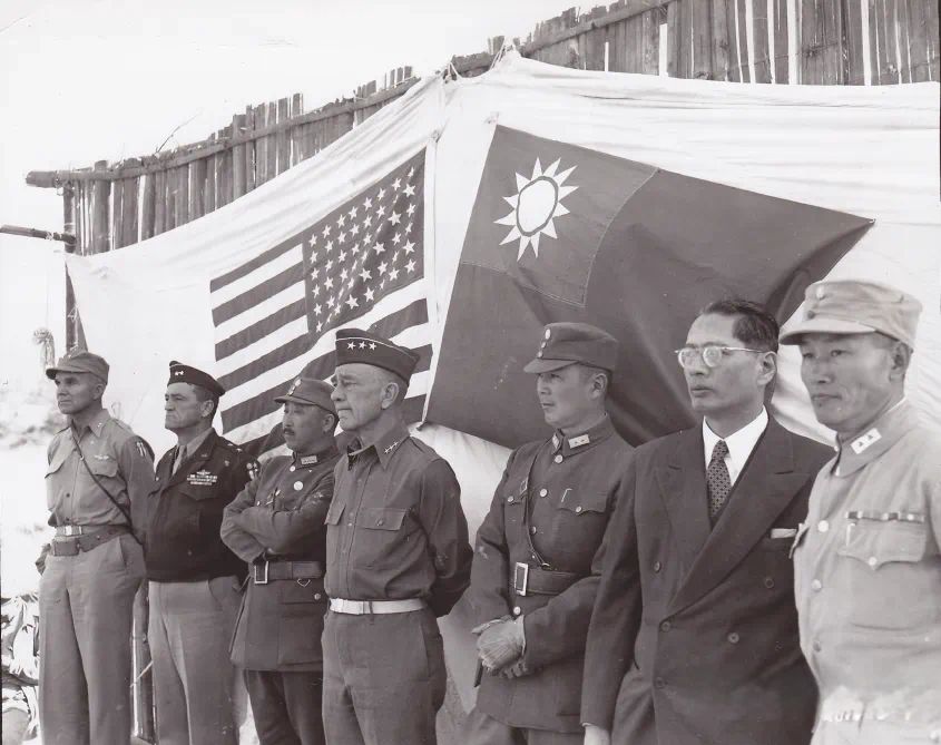 1945 年 1 月，中美官员欢迎中印公路通车