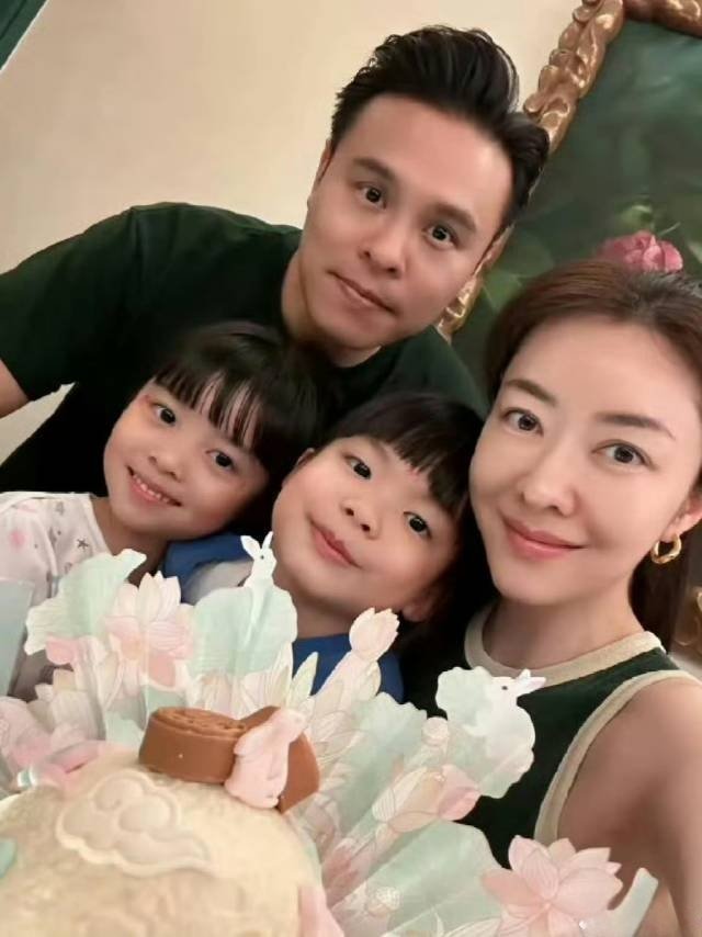 双胞胎姐妹不都长得很像吗？熊黛林这对双胞胎女儿颜值差别怎么那么大呢？ ​​​