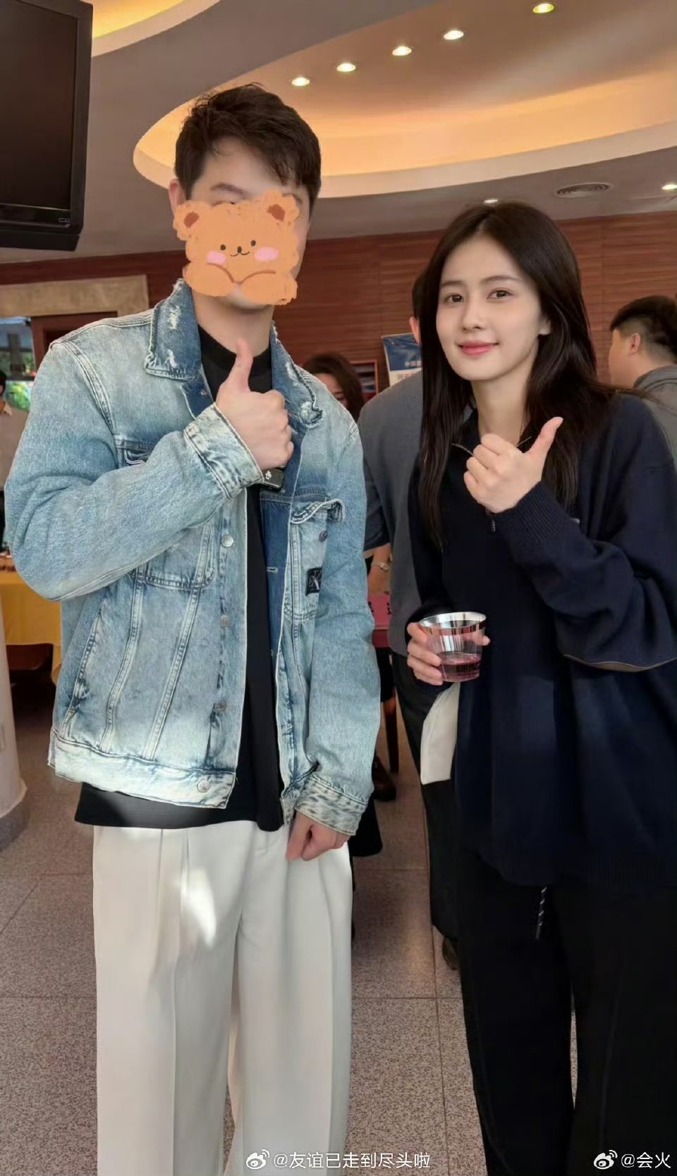 angelababy白鹿在深圳参加广电总局艺人培训班，和路人合影，素颜很漂亮哦 