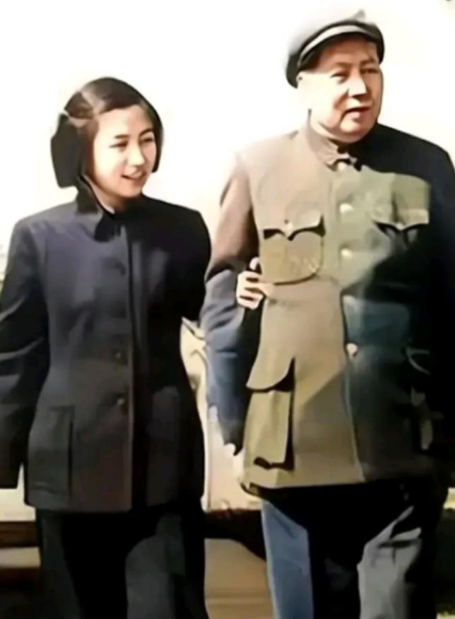 [微风]1968年，毛主席突然发现，士兵们见到自己女儿李讷时，竟主动行军礼，好奇