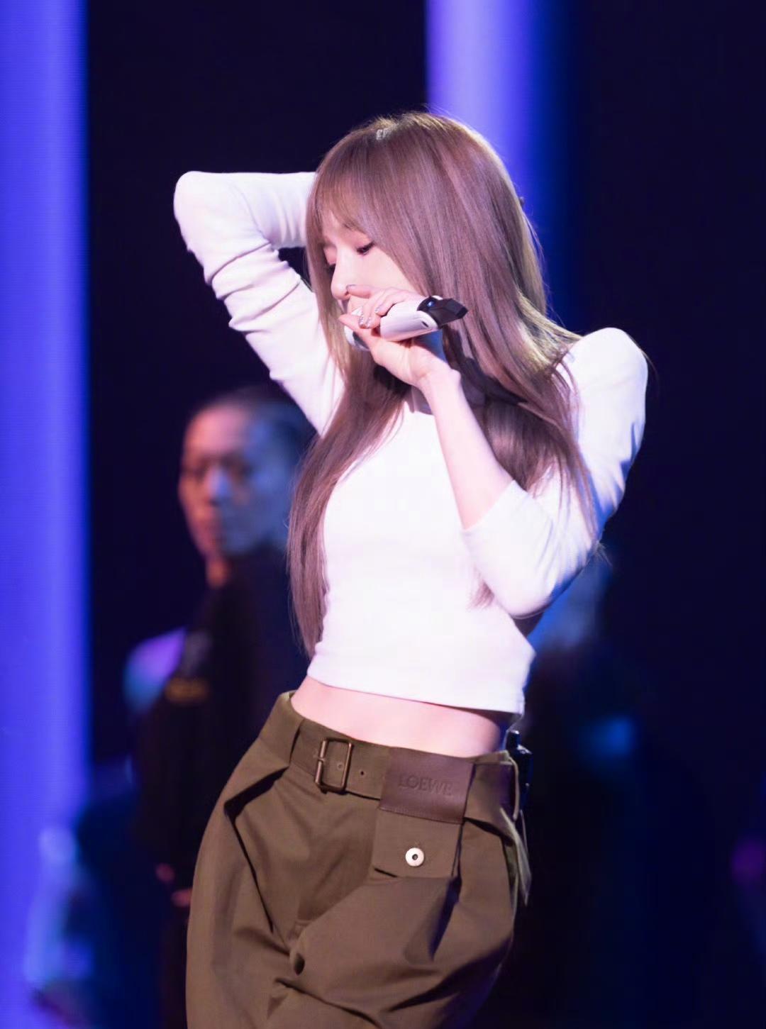 王心凌的这身舞台穿搭，你们觉得好看吗？我觉得挺好看的，上紧下松，显身材的同时显性