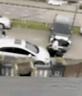 没想到开头---开着车奔着骑车男子就冲过去了，这是多么不可思议的神操作；
没想到