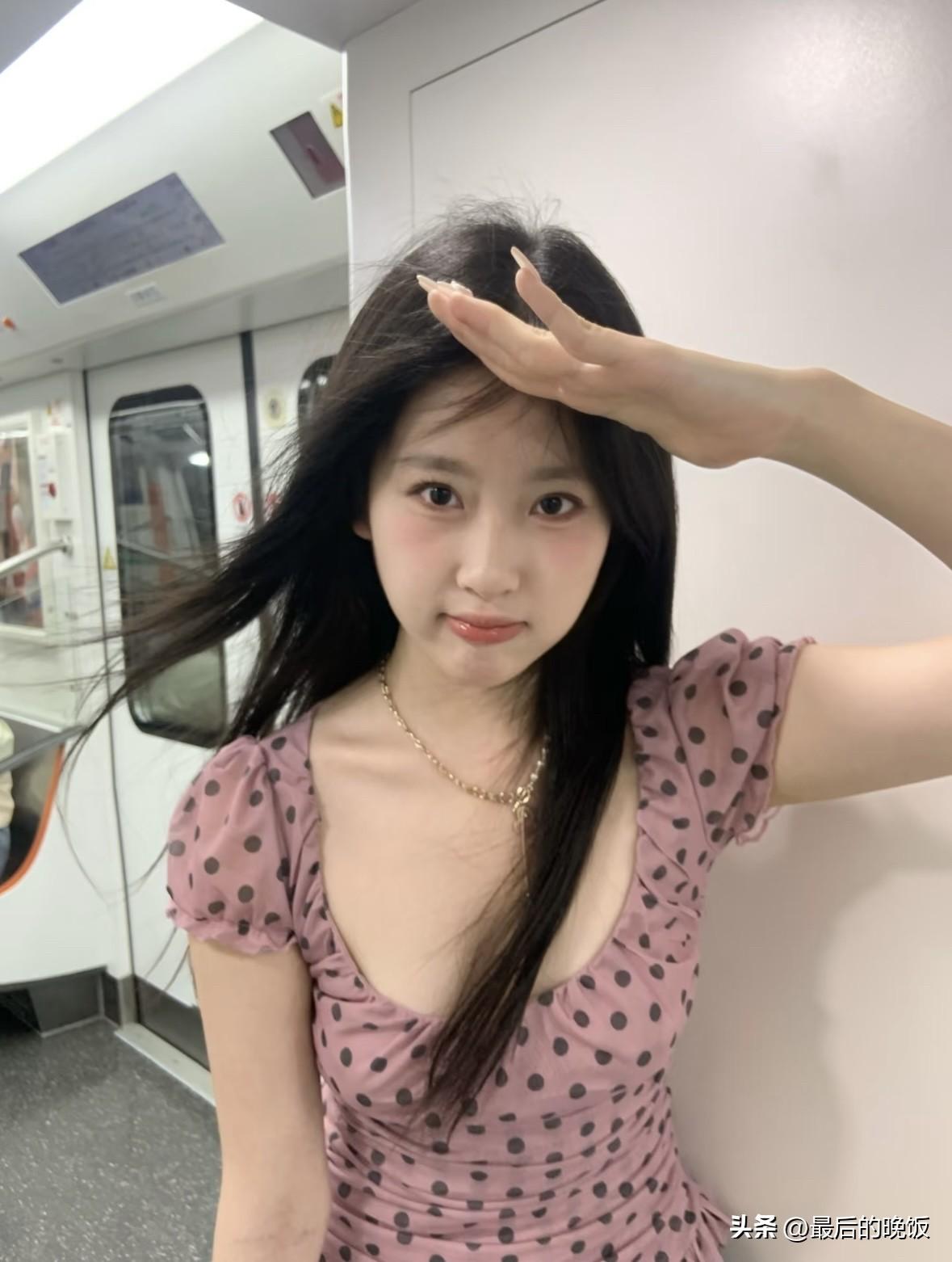 分享甜美小姐姐随手拍普通女生照这思路拍写真，氛围感轻松拉满随手拍张图，分享美好瞬