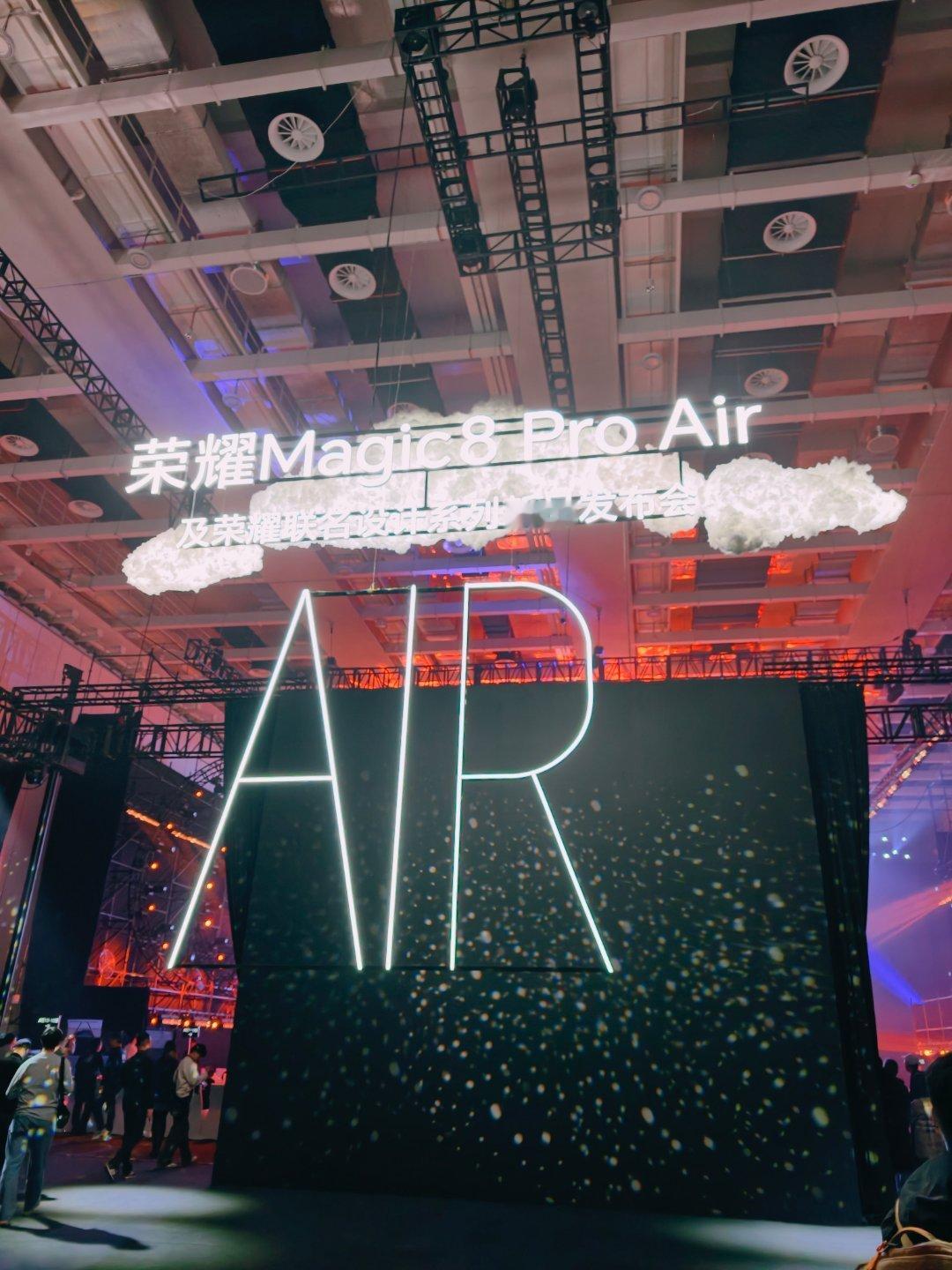 看到了荣耀500的泡泡玛特MOLLY 20周年联名的限量版，大家觉得怎么样？荣耀