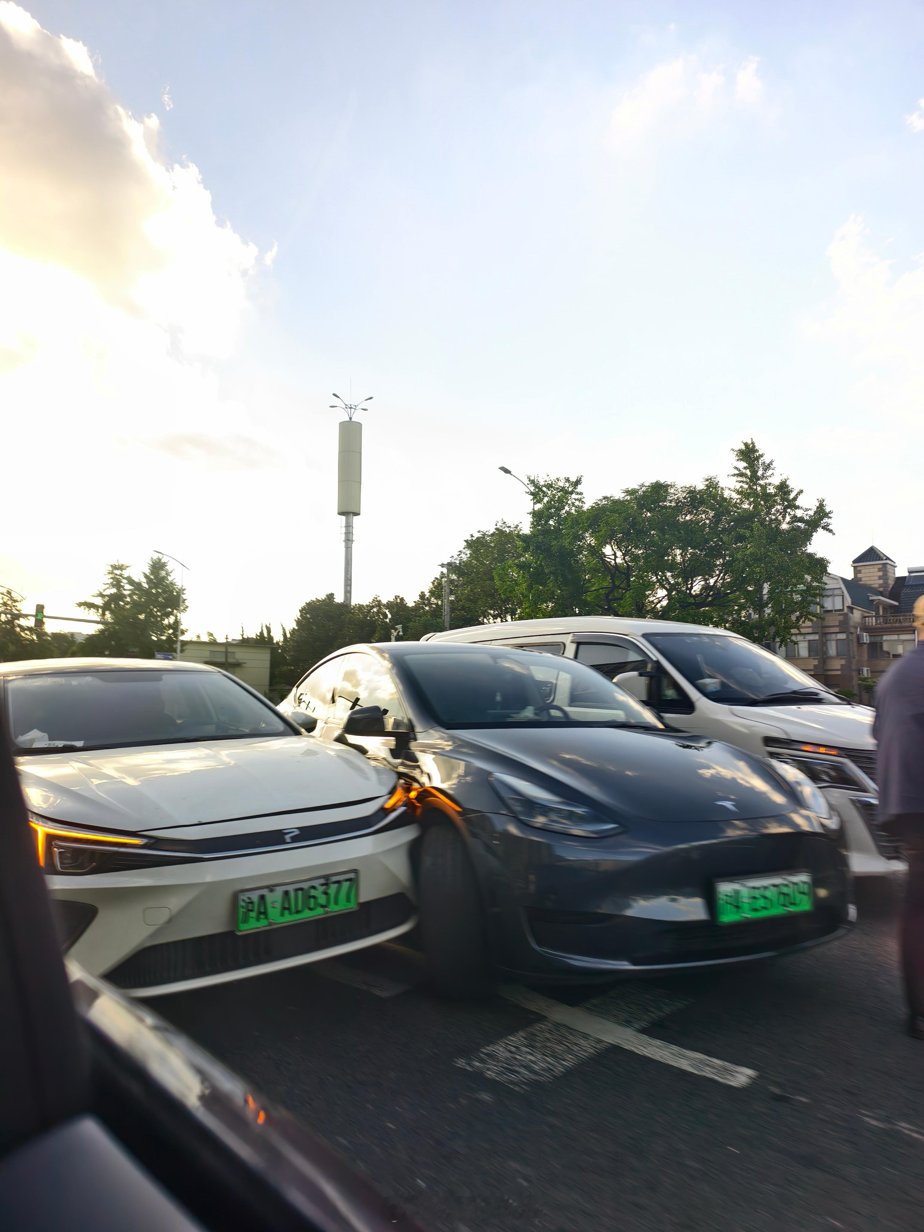 以前这种三车挤到一起的事故只在新闻上看过 