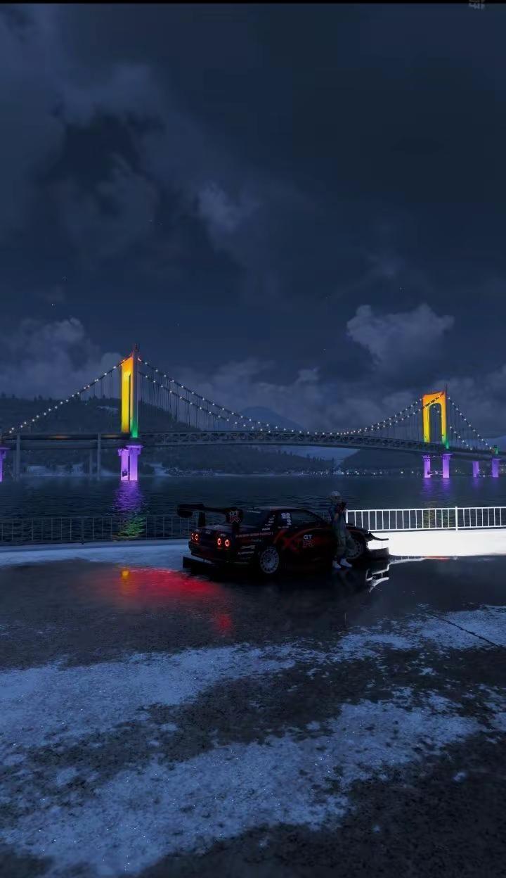 冬夜的台场岸边残雪斑驳，湿润路面映着霓虹碎光，远处东京彩虹大桥架在静谧海湾之上，
