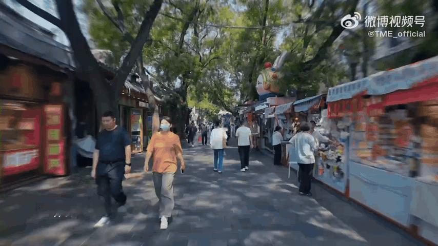 余宇涵拥抱吧北京MV余宇涵真的很会用镜头表达情绪，MV里每一帧都很有质感，他的状