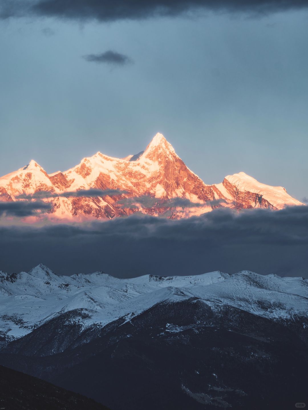 我拍到了中国最美山峰，日照金山和云海同框