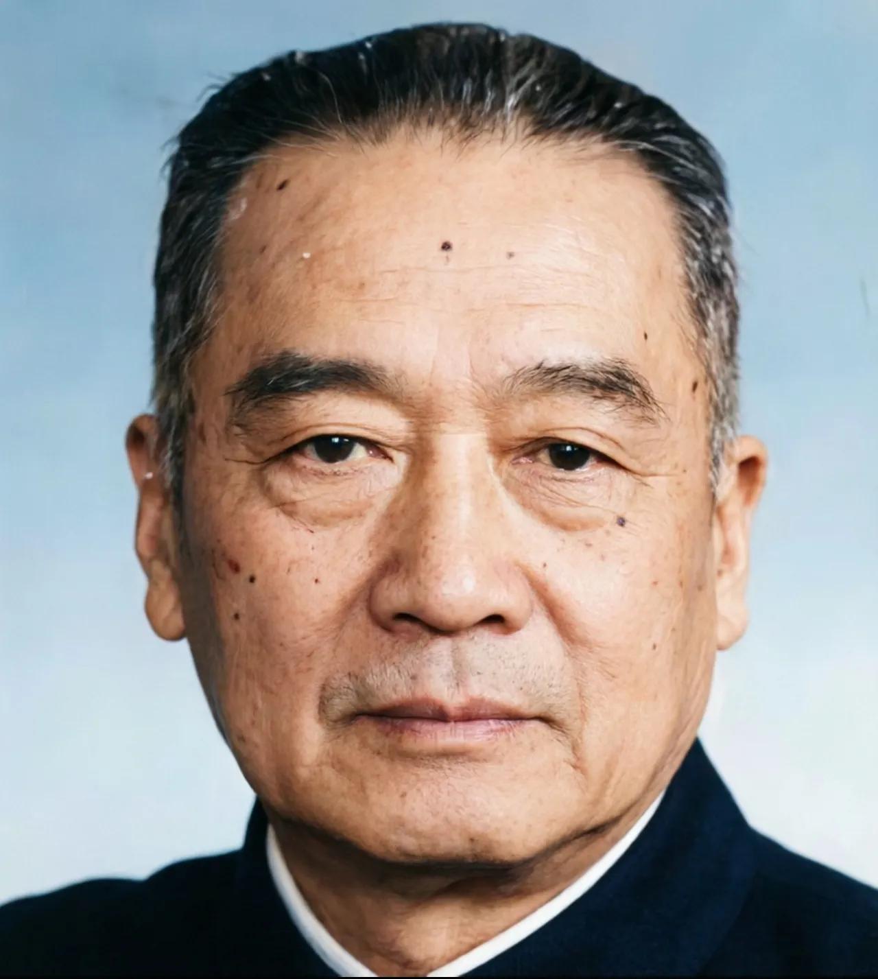 这张照片上的人物，是爱国将领冯玉祥将军的儿子冯洪志，他是一位爱国华侨，也是一位成