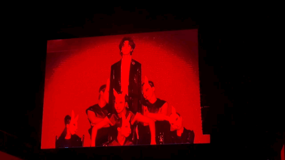 #朱正廷演唱会战损锁练舞#  朱正廷演唱会的舞台现场，给人的感觉真是视觉盛宴，就