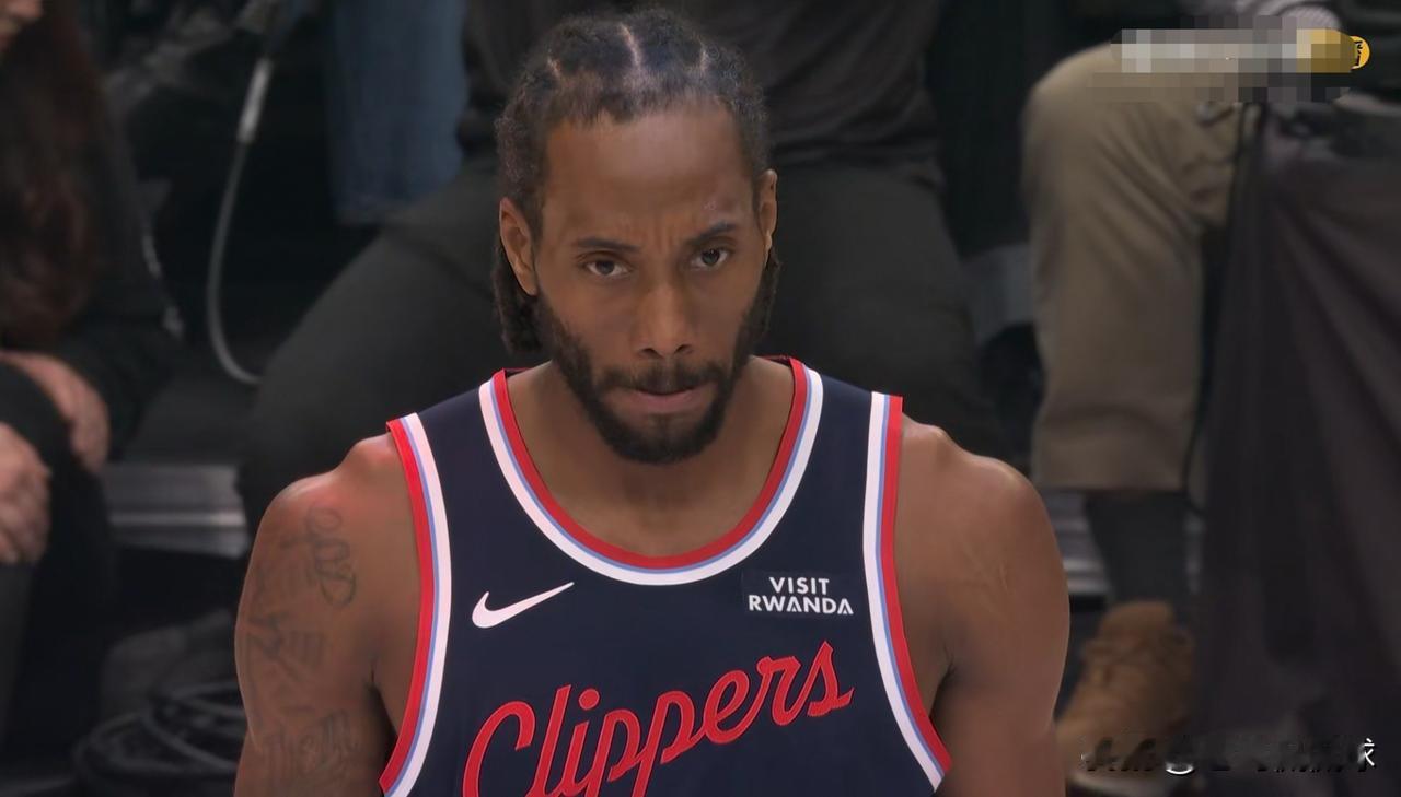 快船超级球星伦纳德真是太黯淡无光了！在今天快船客场挑战开拓者的比赛中，目前双方半