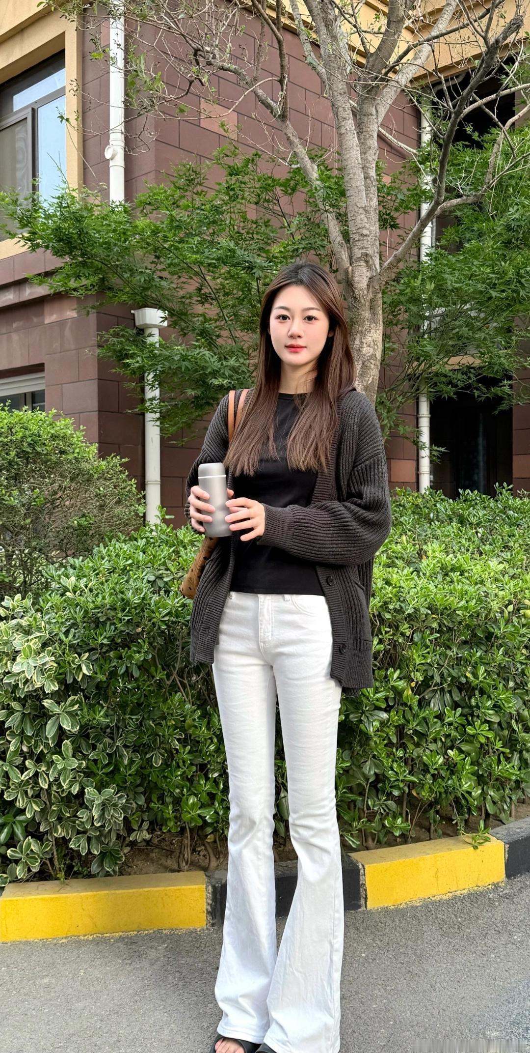 绿树掩映中，佳人立如画。