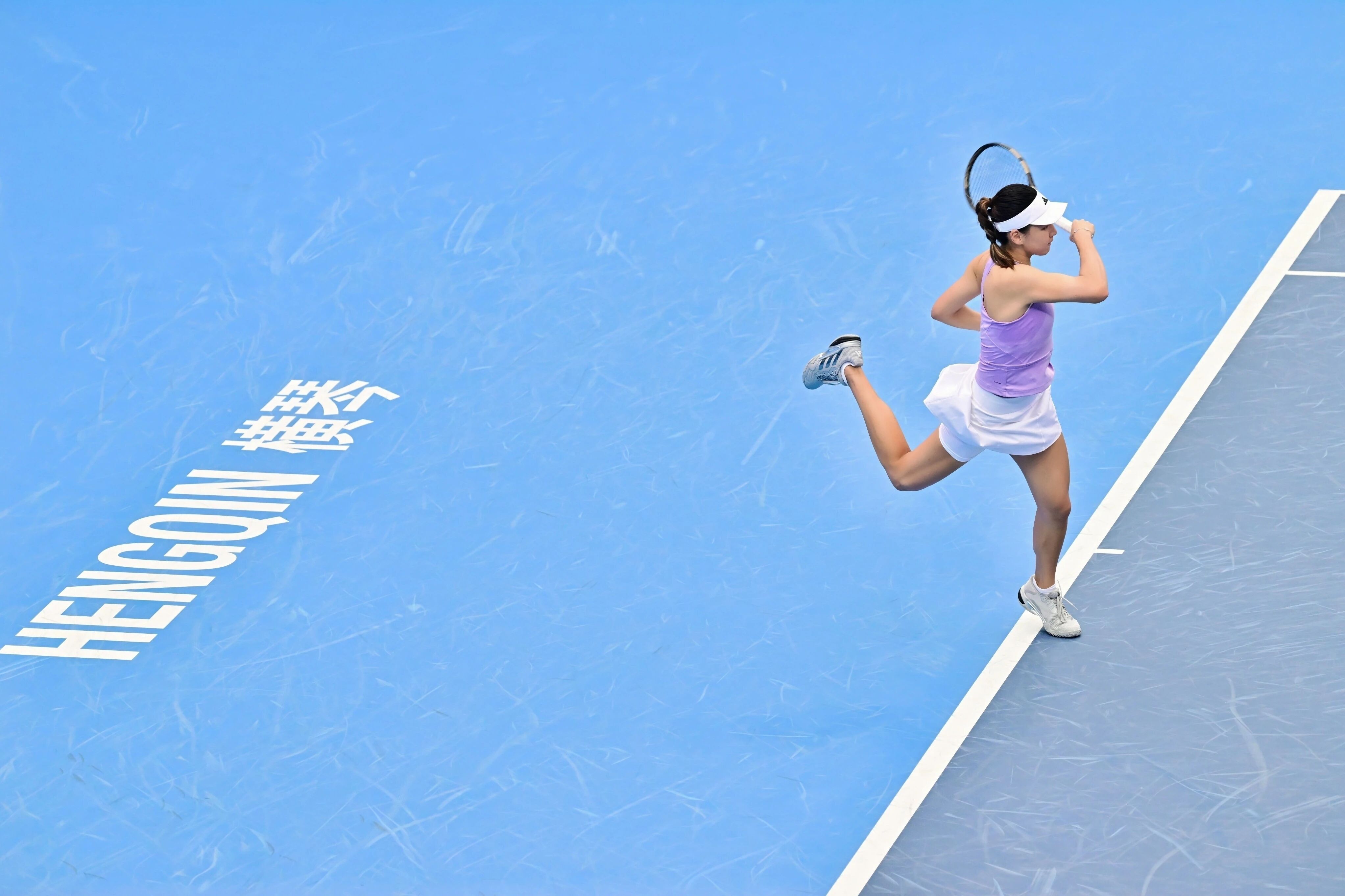 全运会网球项目女单八强出炉，王欣瑜与王曦雨将上演“左右大战”，卫冕冠军王蔷在5-