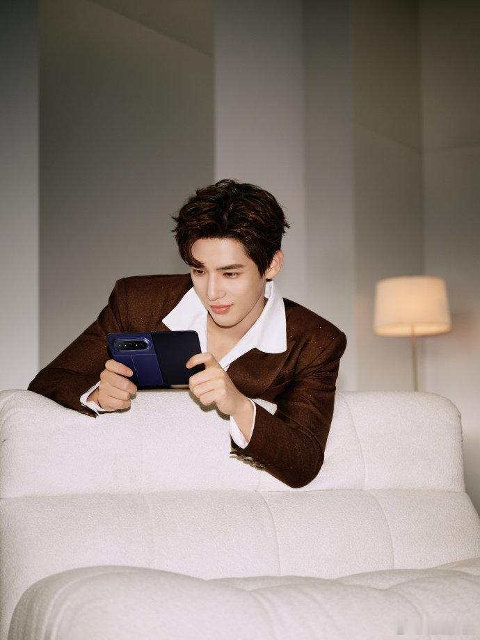 王安宇真正的智性恋天菜 王安宇这气质真的绝了！西装造型斯文又有力量感，下颚线清晰