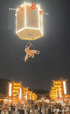 女演员高空坠落，景区：节目刚上的。
一名女演员在进行“天女散花”节目表演时突发状