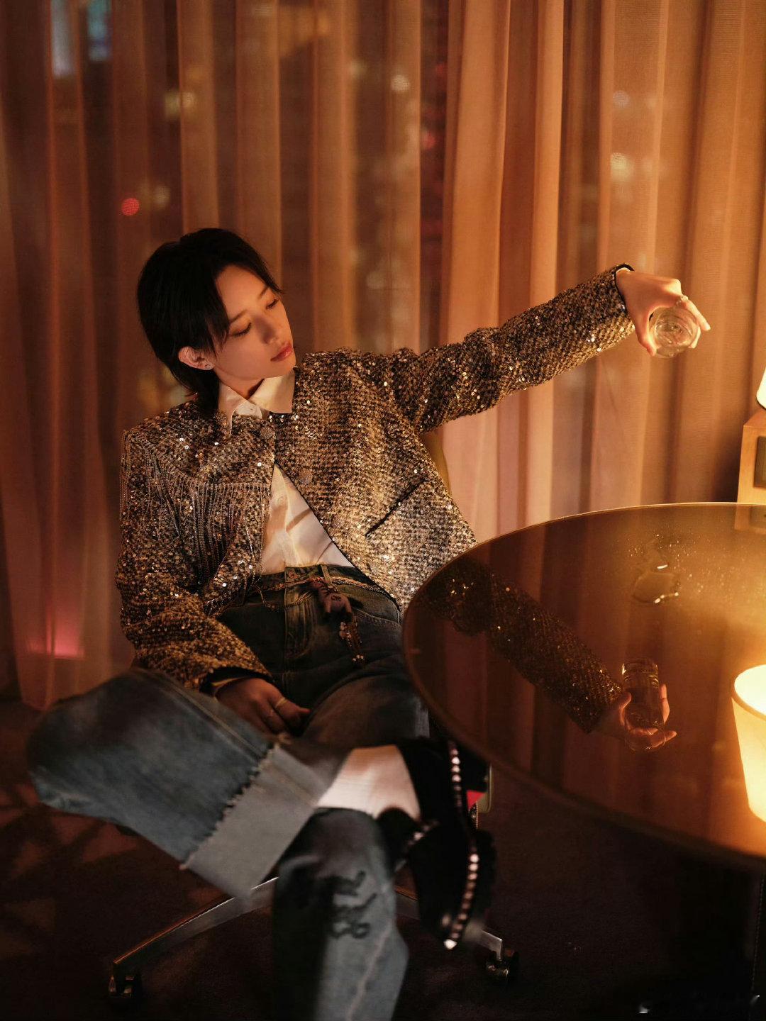 谁懂啊！拉完手转身蹦蹦跳跳的样子，像极了和喜欢的人贴贴后藏不住开心的我～ 这个互