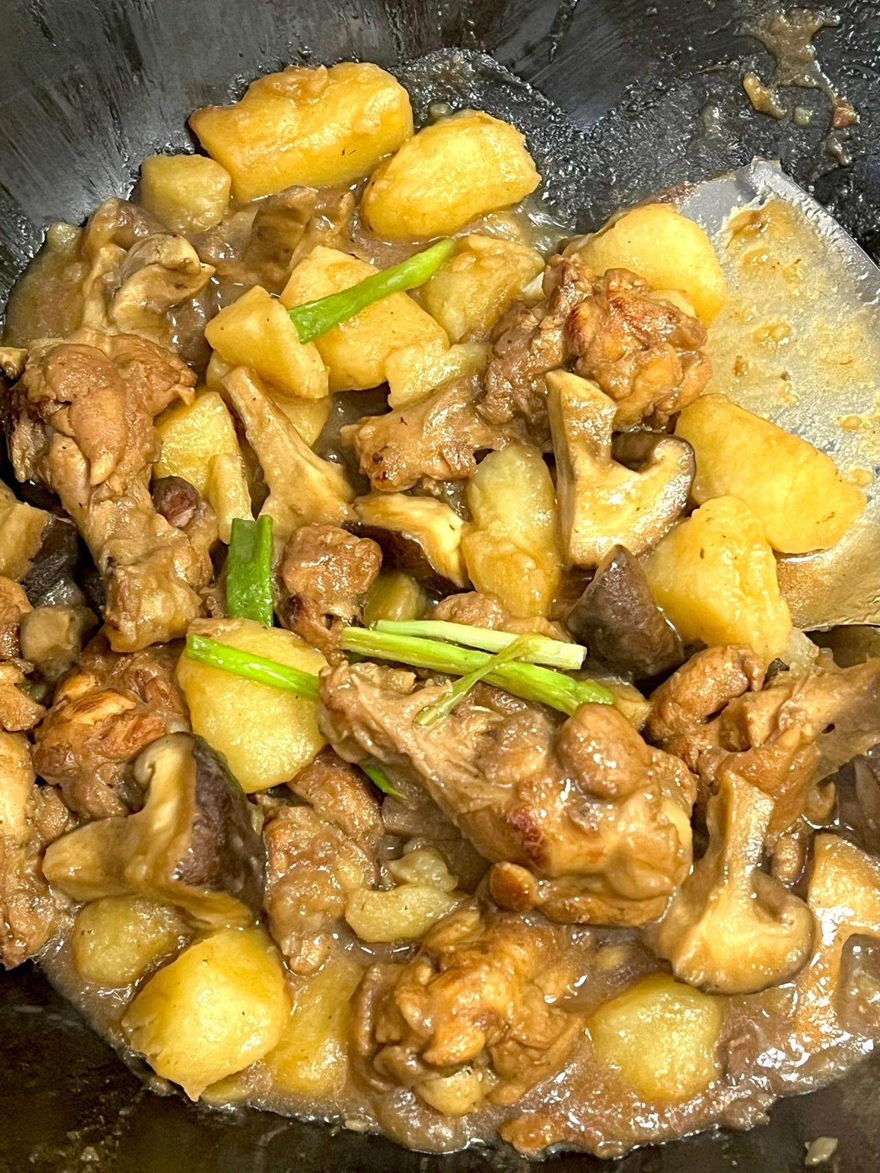 鸡翅根炖土豆，鸡肉完全不柴土豆比肉都下饭
我发现怎么焯鸡肉不柴了！一定要小火焯水