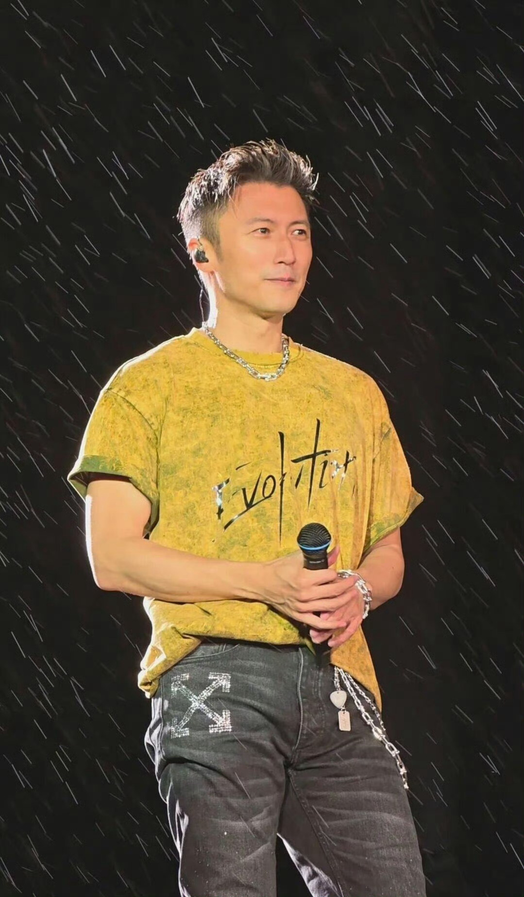 谢霆锋果然还是太全面了圆才是谢霆锋的浪漫密码 中秋夜，重庆演唱会的14米月球悬浮