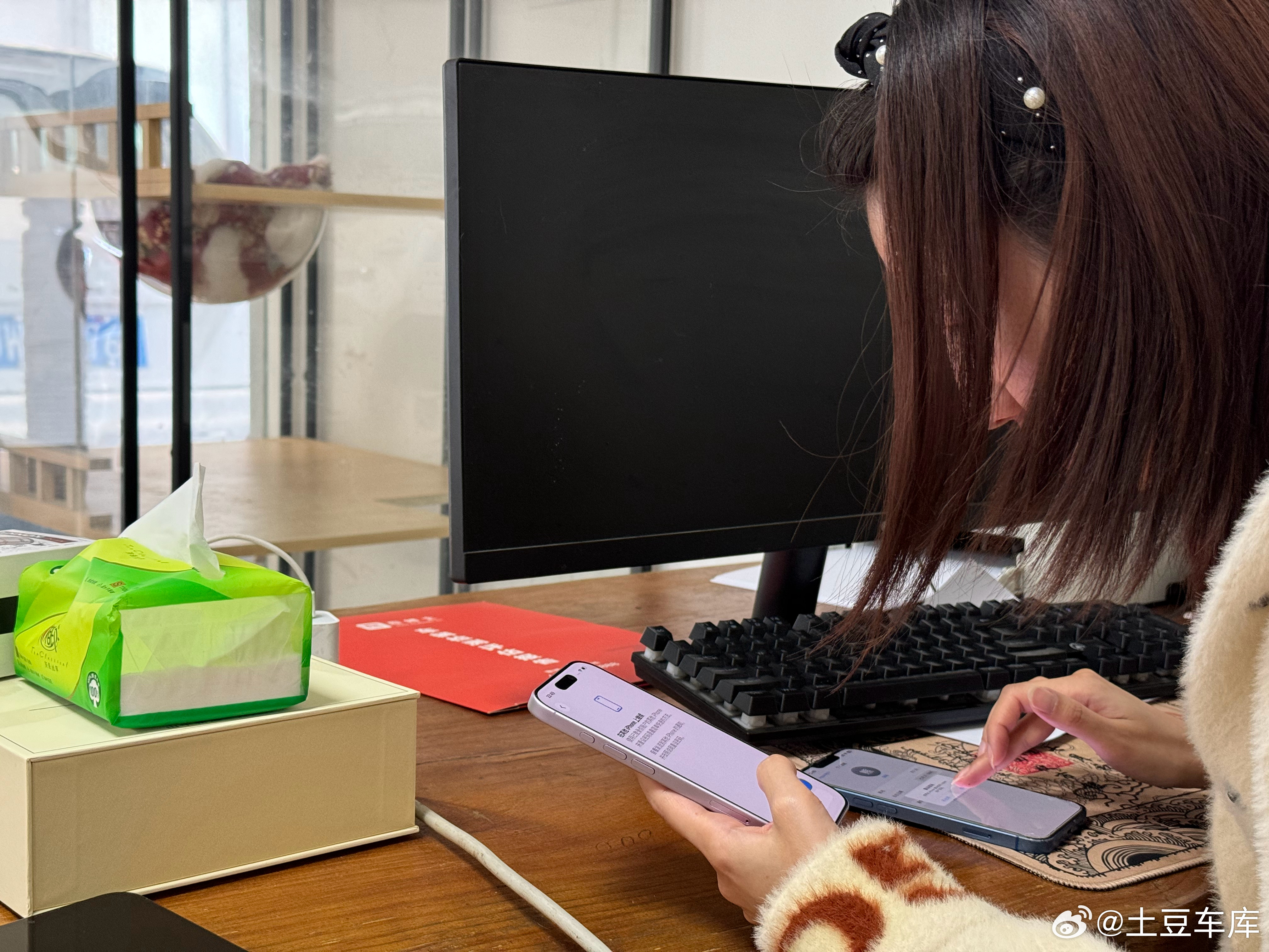 带老板上班第三天她把办公室卫生做了东西都整理的非常精致每天的茶 煮的很好喝昨天是