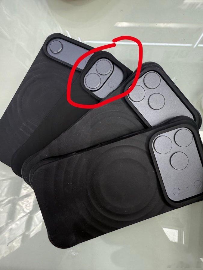 iPhone17官方保护壳首曝标准版戴上保护壳后的效果差不多就是这样！完美诠释了