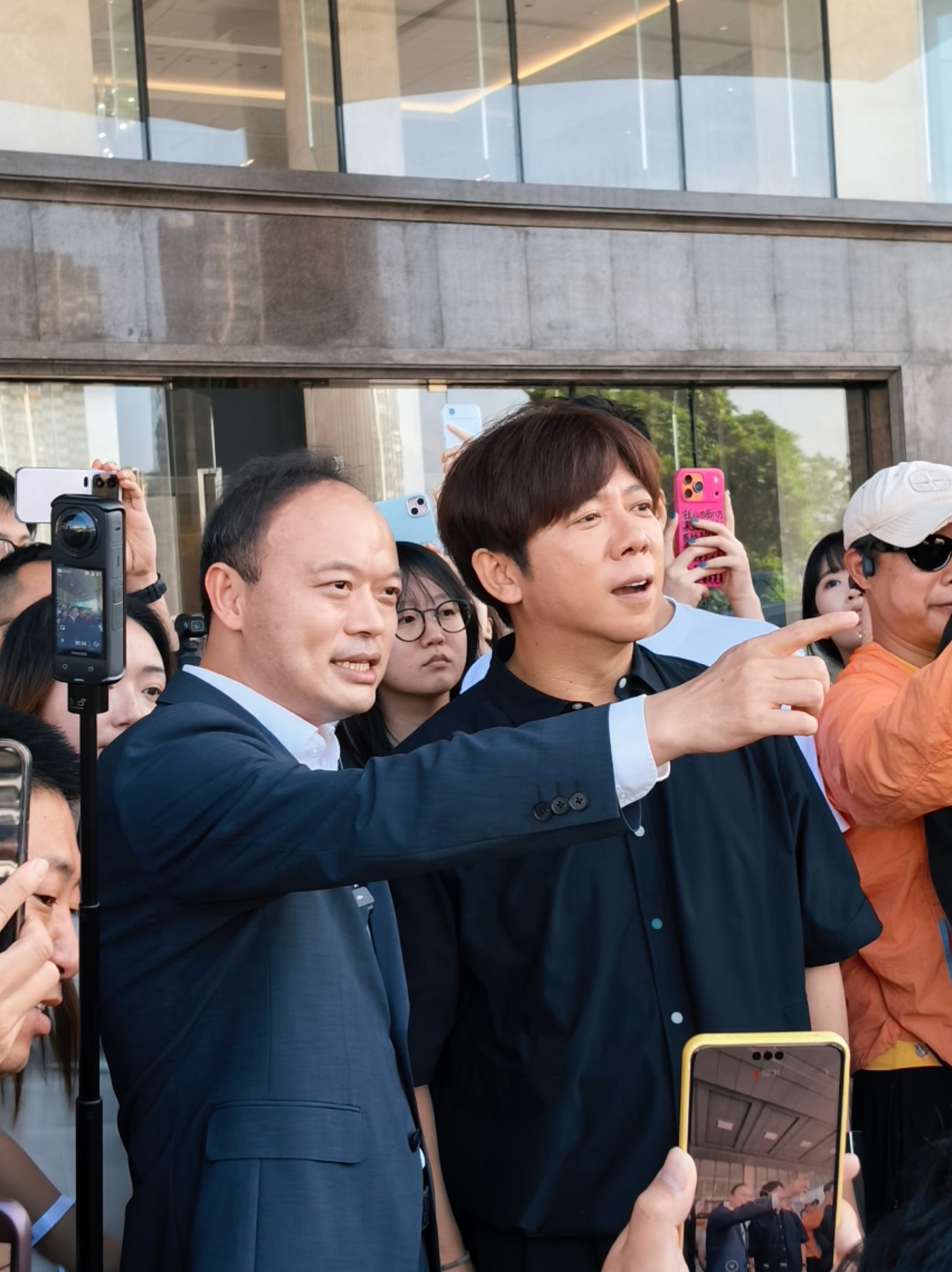 从“随风奔跑”到“随腾势驰骋”，今晚羽泉组合胡海泉，也来出席腾势N8L闪充版上市