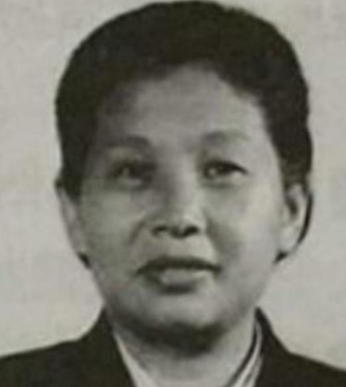 1939年，女战士徐敏准备去如厕，突然被一壮汉抱到了床榻上，对方捂住了她的嘴巴，