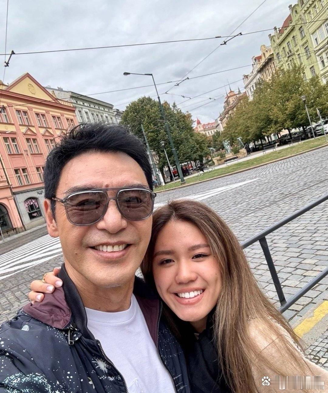 钟镇涛和女儿到布拉格旅游，父女俩互动好亲密，搂搂抱抱完全不避嫌，感情也太好了吧！