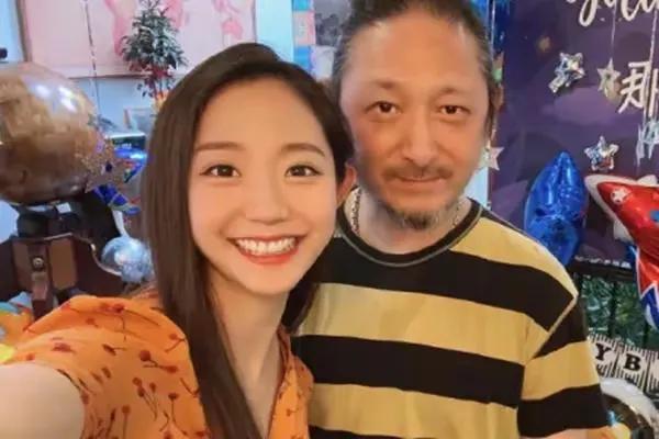 三宝的前妻冯佳比他小15岁，现在的老婆千惠比他小25岁，而且都是女方主动追求他的
