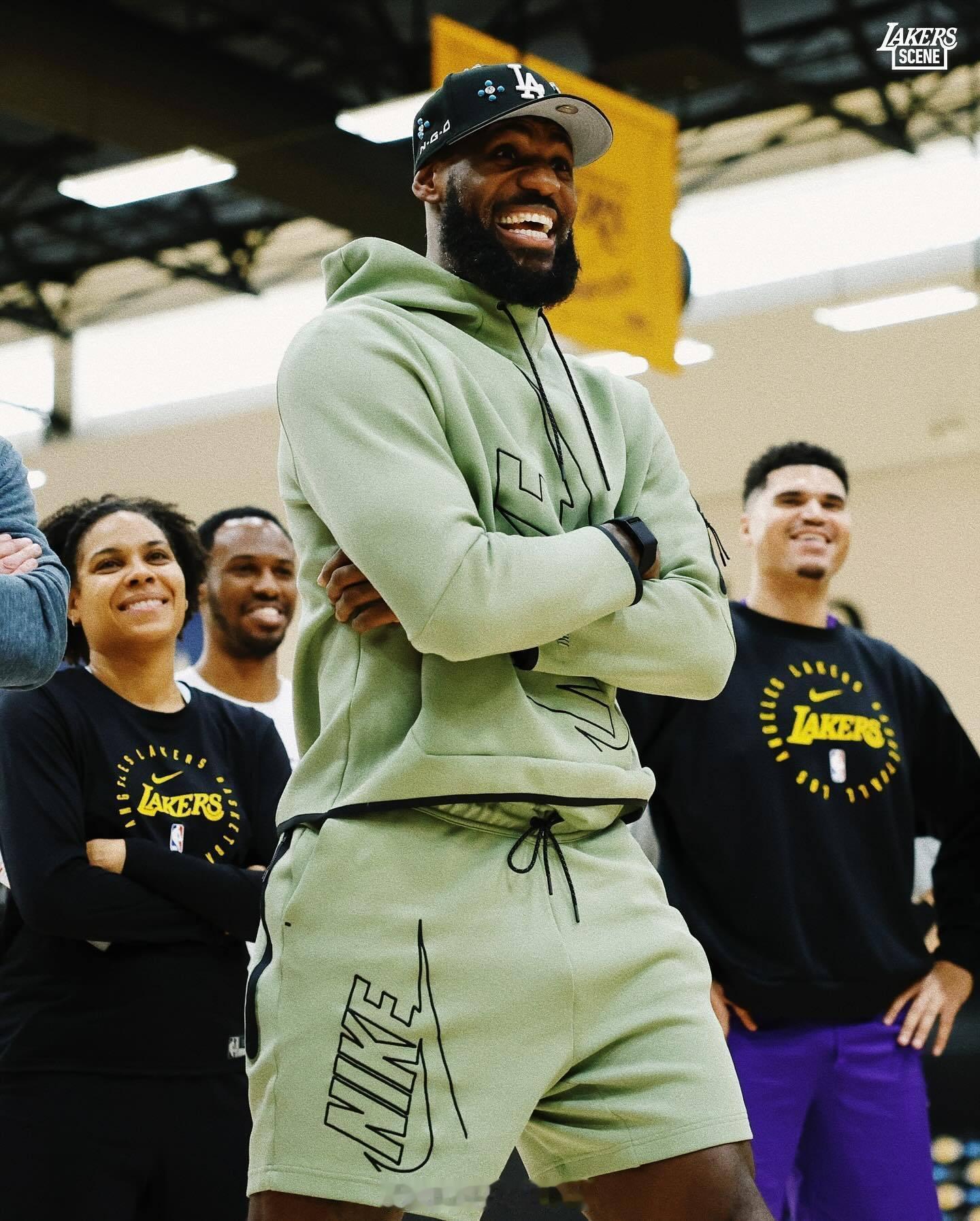 勒布朗詹姆斯的40岁生日和队友度过的时光 