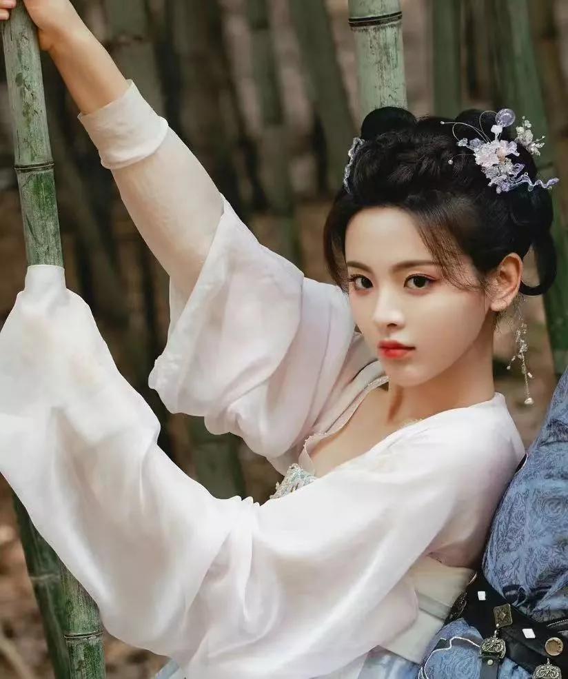 杨超越不适合演仙偶女主，长相太幼了，看着像个小孩儿，承载不了仙偶那种几生几世、死