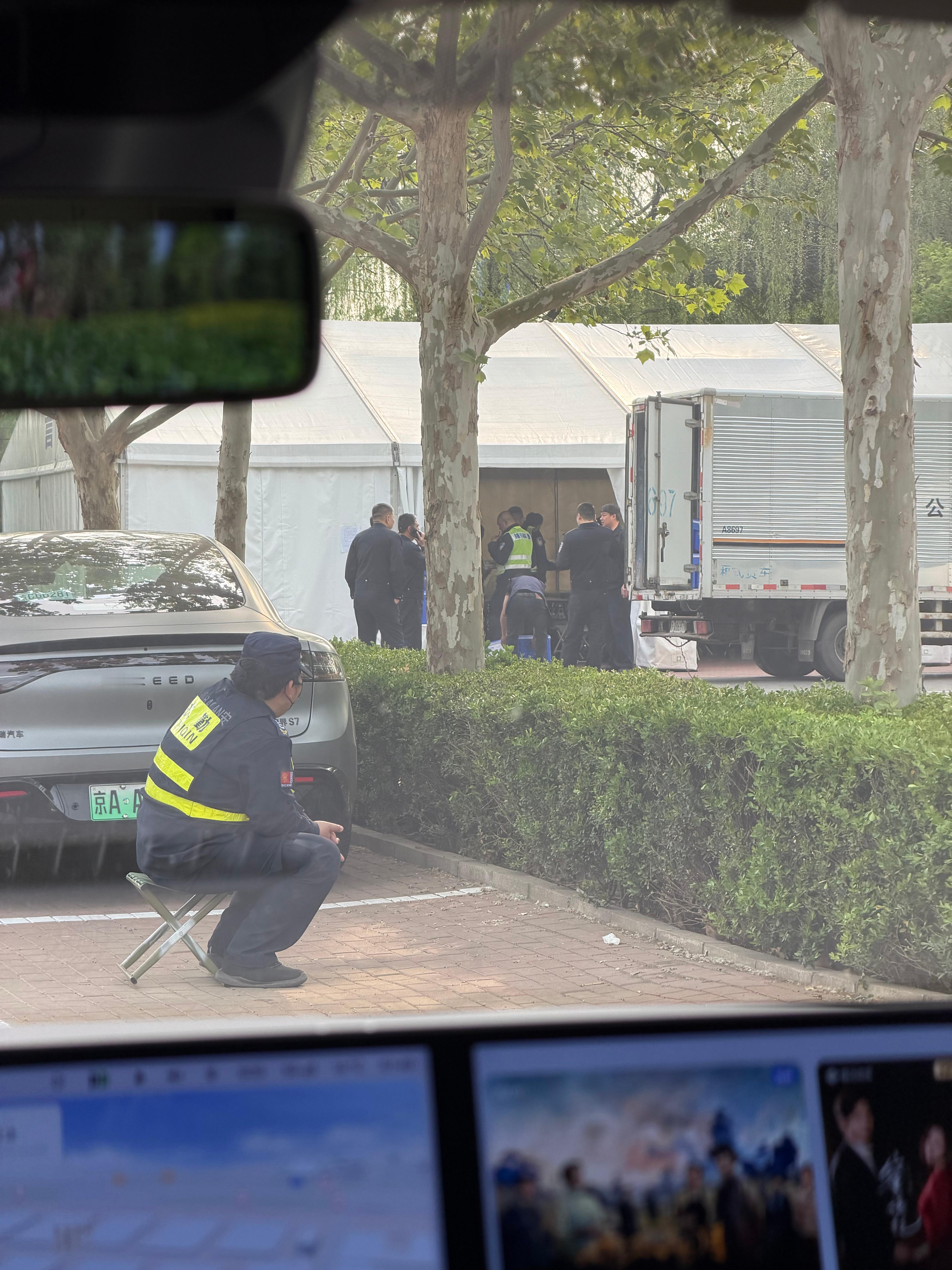 给设备满满电，歇会儿，建议开车开的早些，晚了肯定堵车，我这地儿安全啊，上海车展大