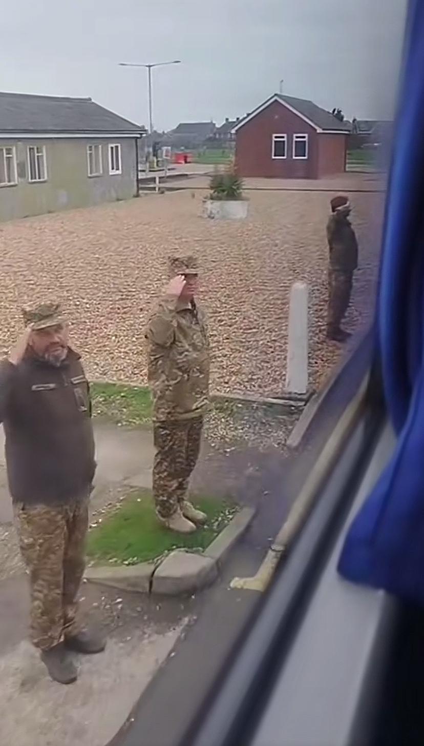 佩服这些勇士们，踏上回国征战之旅，英国教官们肃然敬礼，一段时间的相处，俨然有了感