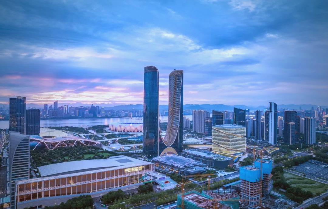 最近，和一个扎根杭州20年的朋友聊天，终于知道为什么这座城市如此深受年轻人欢迎了